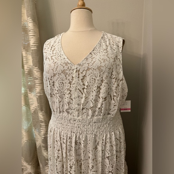 Plus Dress 🤍 - Picture 4 of 11